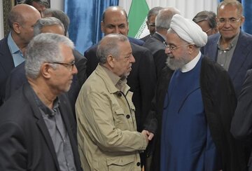 گزارش تصویری دیدار جمعی از استانداران سابق با روحانی گزارش تصویری دیدار جمعی از استانداران سابق با روحانی