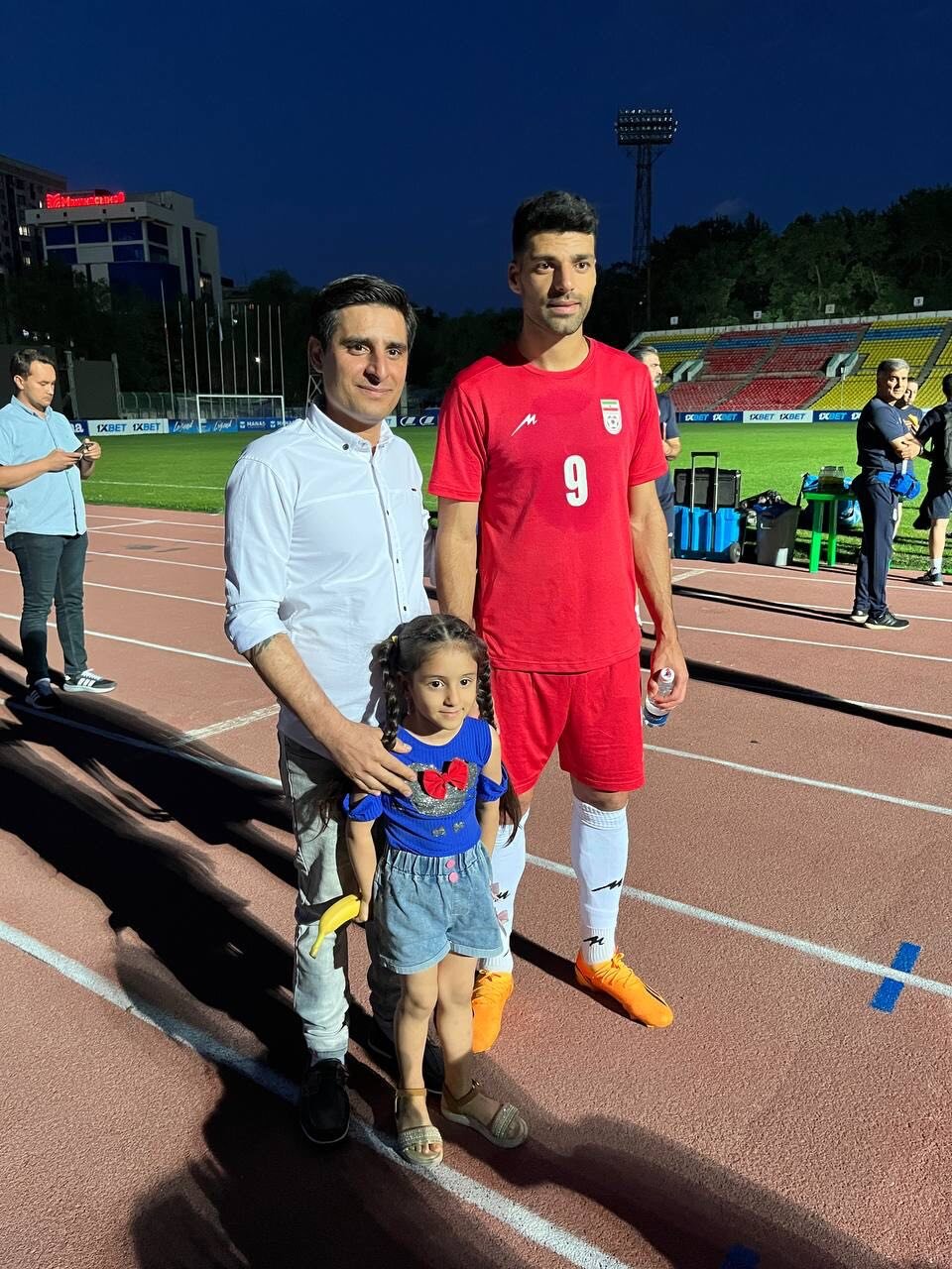 عکس یادگاری یک دختر با طارمی در قرقیزستان