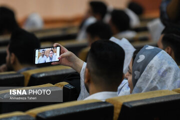 عکس | تصاویر جالب ازدواج دانشجویی؛ از «سلفی گرفتن» تا «حرفهای در گوشی» و «رها کردن کبوتر»