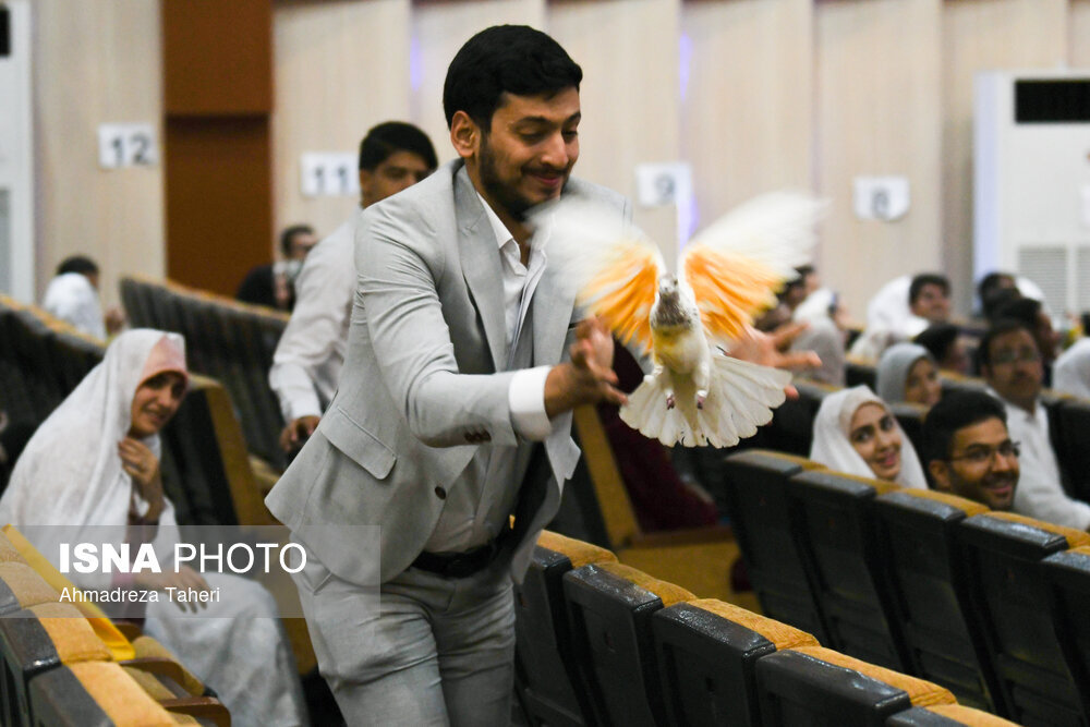 عکس | تصاویر جالب ازدواج دانشجویی؛ از «سلفی گرفتن» تا «حرفهای در گوشی» و «رها کردن کبوتر» 3