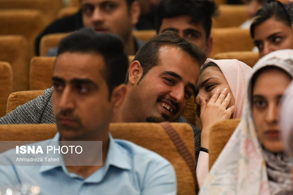 عکس | تصاویر جالب ازدواج دانشجویی؛ از «سلفی گرفتن» تا «حرفهای در گوشی» و «رها کردن کبوتر» 6