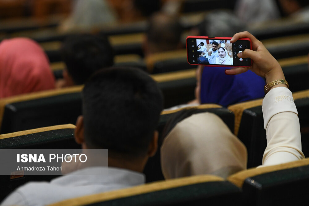 عکس | تصاویر جالب ازدواج دانشجویی؛ از «سلفی گرفتن» تا «حرفهای در گوشی» و «رها کردن کبوتر» 2