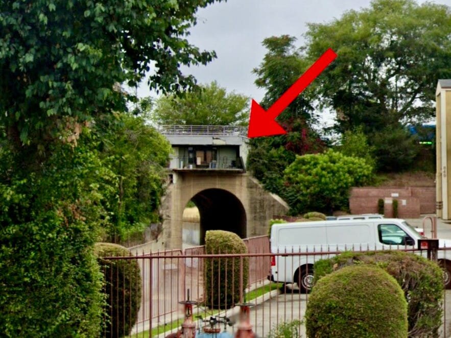 خانهای در وسط یک پل با قیمت ۱۲ و نیم میلیارد تومان/ عکس