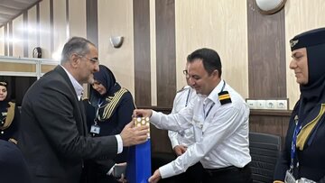 تقدیر مدیرعامل سازمان منطقه آزاد قشم از کادر پروازی سفر حج زائران قشم تقدیر مدیرعامل سازمان منطقه آزاد قشم از کادر پروازی سفر حج زائران قشم