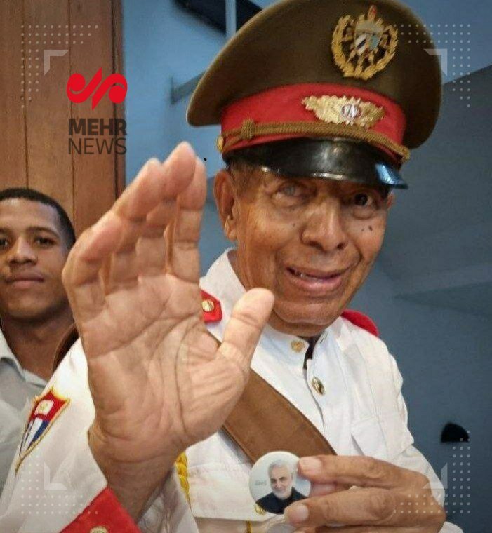 عکس | تصویر حاج قاسم سلیمانی در دستان ژنرال تشریفات کاخ ریاست جمهوری کوبا