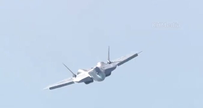 تصاویری از مانور تماشایی جنگنده سوخو-۵۷ +عکس