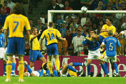ببینید | ۱۹ سال پیش این گل زلاتان ابراهیموویچ به ایتالیا در یورو ۲۰۰۴، چشم‌ها را از تعجب گرد کرد!