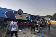 ببینید | اولین تصاویر از لحظه هولناک واژگونی یک اتوبوس مسافربری در پاکستان با ۱۳ کشته