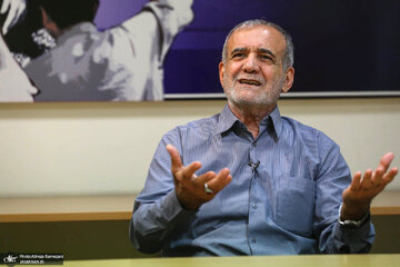 مسعود پزشکیان: رسانه و دانشجو اعتراض کند با توبیخ، اخراج و بسته شدن مواجه می‌شود/ کسی که مفت رئیس شده، نمی‌تواند جوابگو باشد