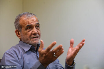 مسعود پزشکیان: برای اینکه جای افراد را بگیرند انگ ضد نظام و رهبری می‌زنند!