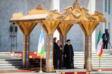 President Raisi officially welcomes Uzbek counterpart