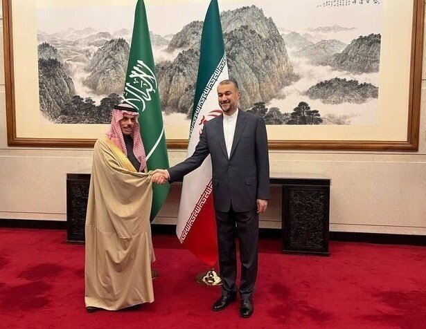 وزیر خارجه سعودی در تهران و یادی از سفر کورت والدهایم/ اعتراض با عکس بوسه به دست اشرف