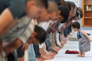 ببینید | بازی یک پسربچه با امام جماعت حین نماز