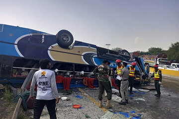 واژگونی مرگبار اتوبوس مسافربری در پاکستان/ ۱۳ نفر کشته شدند