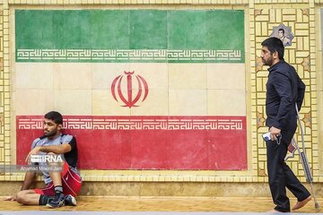 رئیس فدراسیون کشتی عصا به دست در حال نظارت