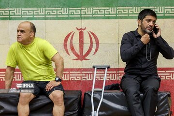 رئیس فدراسیون کشتی عصا به دست در حال نظارت