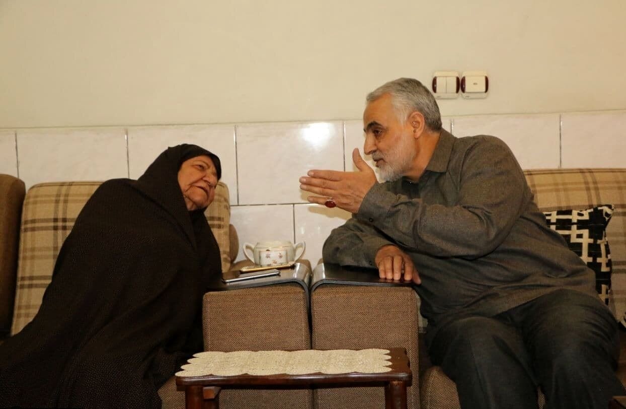 تصاویری کمتر دیدهشده از مادر جهانگیری کنار سردار سلیمانی 3