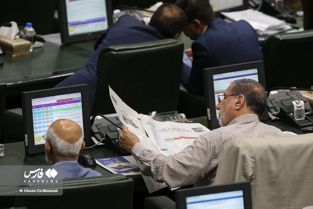 تصویری خبرساز از کیهانخوانی یک نماینده در مجلس