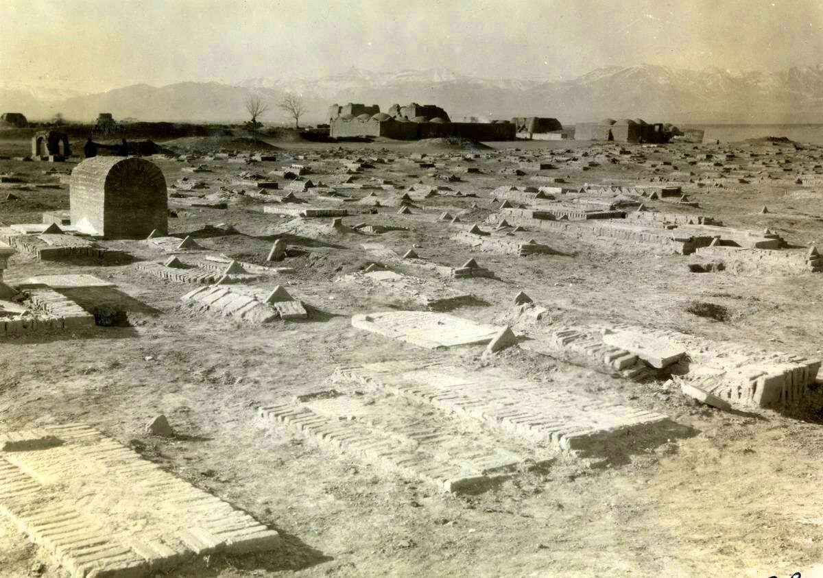 مردهها از زندهها چه میخواستند؟/ کفنپوشان خوفناک در میدان سرقبرآقا