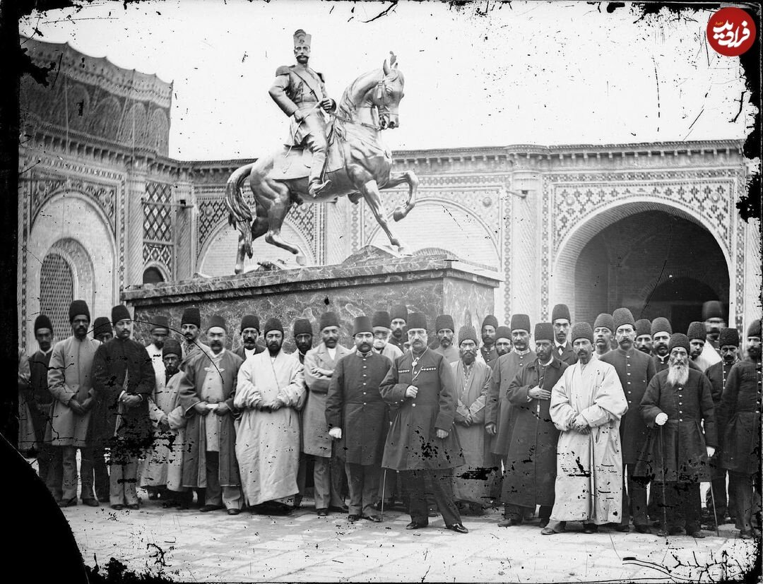 عکس یادگاری کمتر دیده شده و جالب ناصرالدین شاه با مجسمه باشکوهش