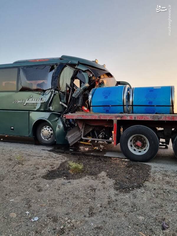 تصادف اتوبوس با تریلر در جاده اصفهان تهران/ عکس