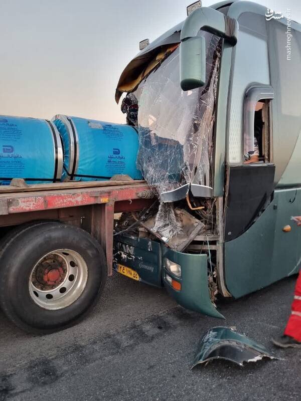 تصادف اتوبوس با تریلر در جاده اصفهان تهران/ عکس
