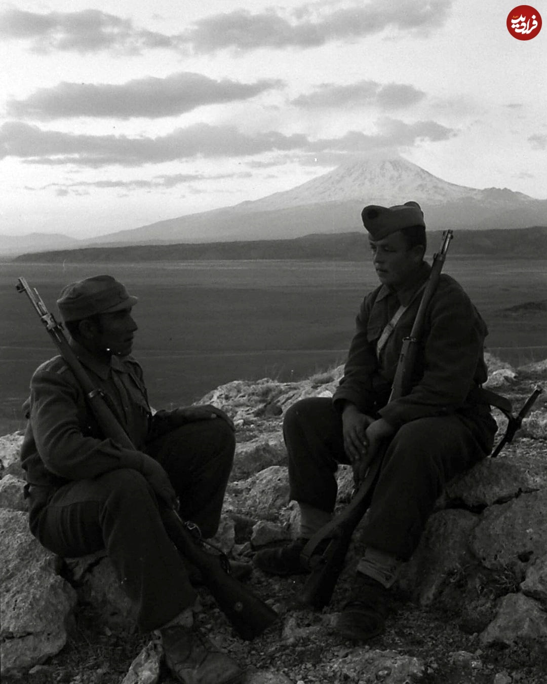گفت‌وگوی سرباز ایرانی و سرباز ترکیه‌ای در نقطه‌ صفر مرزی؛ ۷۲ سال قبل/ عکس