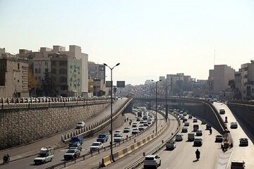 واژگونی کامیون در بزرگراه آزادگان/ عکس واژگونی کامیون در بزرگراه آزادگان/ عکس