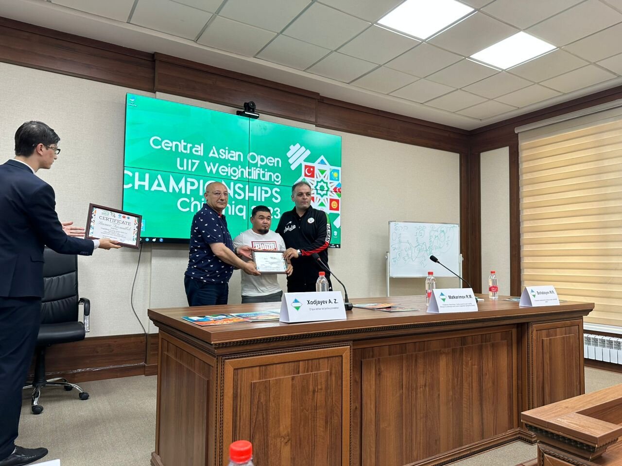 سجاد انوشیروانی معلم شد!