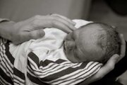 ببینید | تلاش‌های شگفت‌انگیز یک پزشک برای نجات جان یک نوزاد پس از تولد!