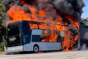 ببینید | آتش گرفتن وحشتناک اتوبوس در حال حرکت
