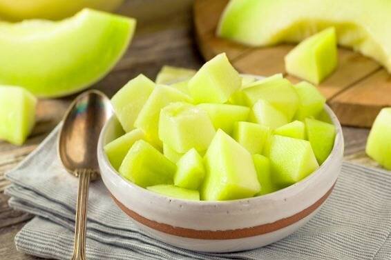 با مصرف این خوراکیها در طول روز هیدراته بمانید/ ۱۰ ماده غذایی آبرسان