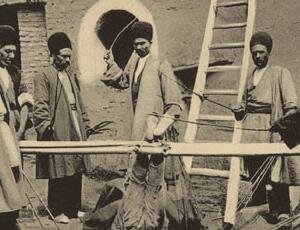 عکس های دیدنی مجازات زنان در ملاء عام در عصر قاجار