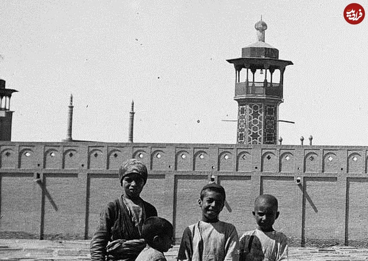 شیر سواری کودکان در گورستان قم؛ ۱۱۰ سال قبل/ عکس