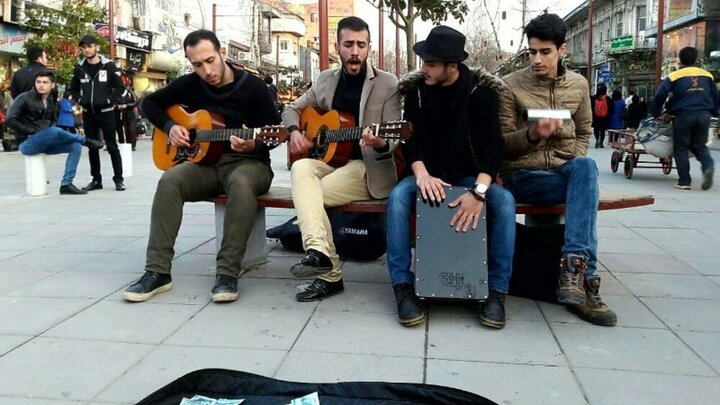 ببینید | استعداد خارق‌العاده یک خواننده خیابانی ایرانی در اجرای آهنگ اسپانیایی