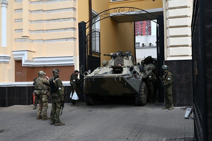 استقبال مردم شهر روستوف روسیه از تانک های اشغال گران