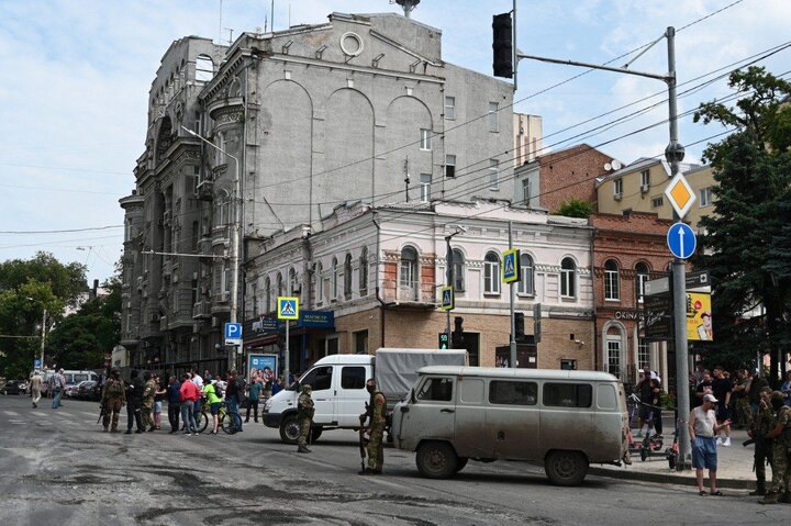 استقبال مردم شهر روستوف روسیه از تانک های اشغال گران