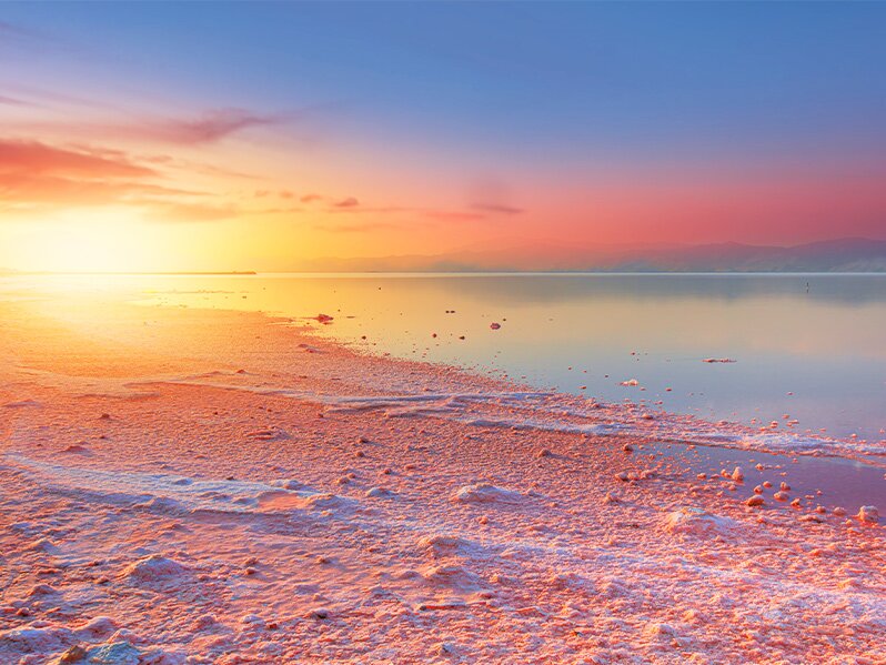 قرمز شدن دریاچه مهارلو شیراز/ عکس