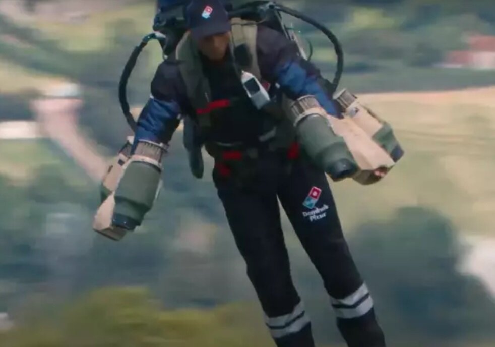 تحویل پیتزا به مشتریان با لباس جت/ عکس