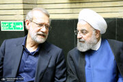 خوش و بش حسن روحانی و علی لاریجانی در یک مراسم ختم+ عکس