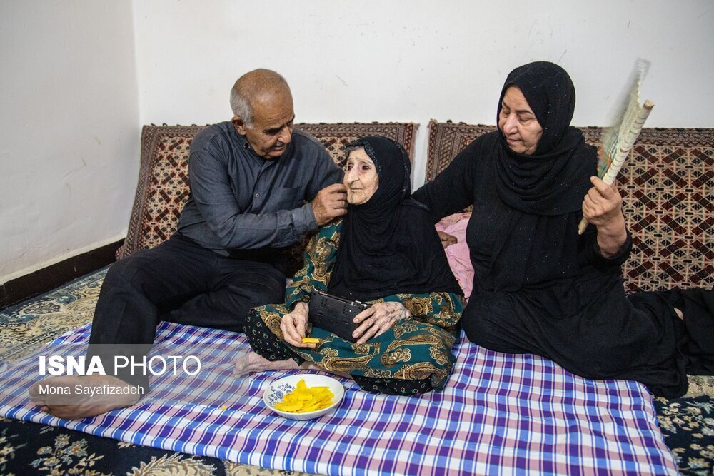 مادر رزمندگان دفاع مقدس را ببینید و بشناسید / بی بی لوعه ۱۰۷ ساله شد