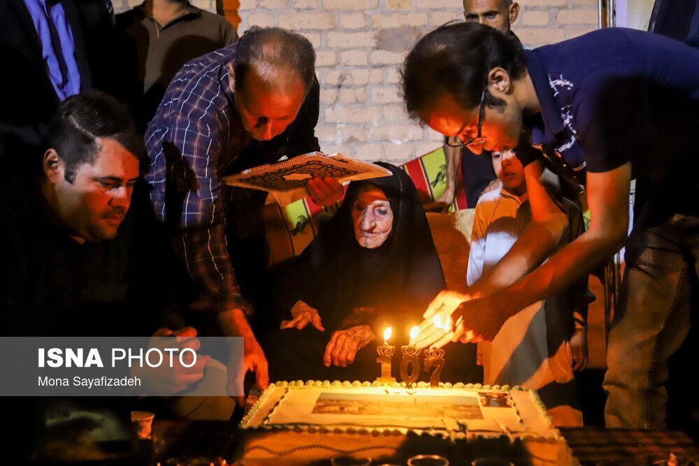 مادر رزمندگان دفاع مقدس را ببینید و بشناسید / بی بی لوعه ۱۰۷ ساله شد