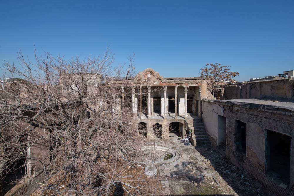 بیتوجهی میراث به عمارت شکوه السلطنه/ خانه همسر ناصرالدین شاه پاتوق معتادان تهران/ عکس