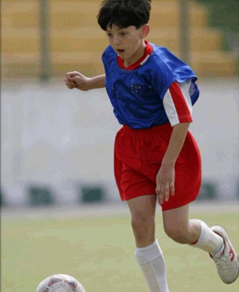 عکس | زیرخاکی از ستاره تیم ملی با لباس قرمز