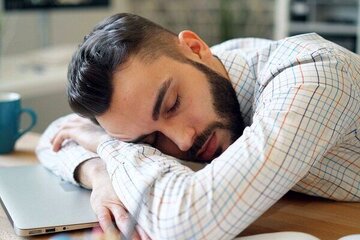 چرا خوابیدن سر کار مفید است؟ چرا خوابیدن سر کار مفید است؟