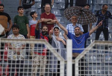 عکس | تمرینات خانوادگی نساجی؛ زنان هم تماشاگر تیم رحمتی شدند