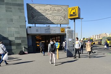 عکس | کار زیبا و انسان‌دوستانه یک زن در ورودی متروی آزادی تهران