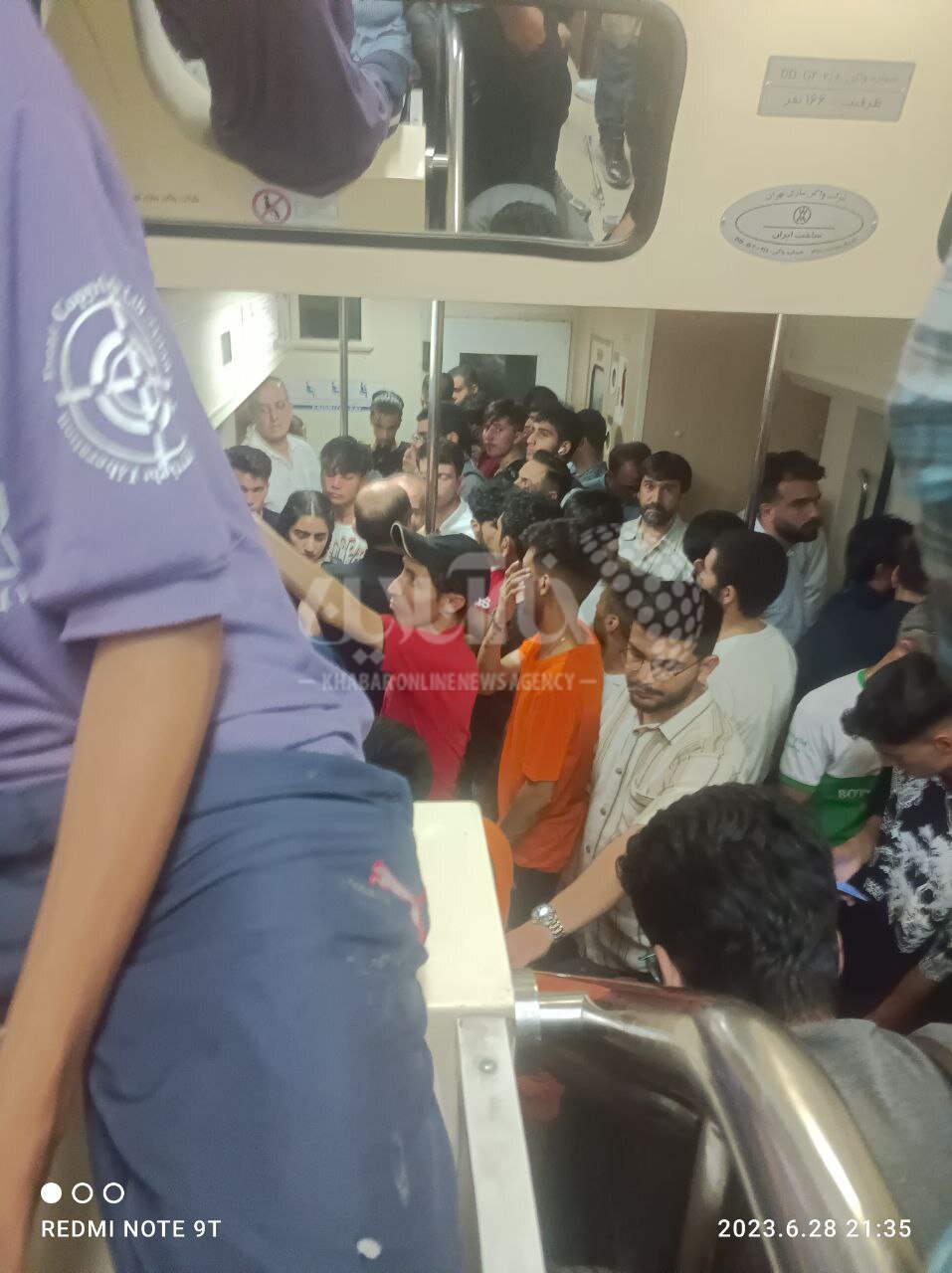 عکس | جمعیت کلافه از گرما در متروی تهران - کرج