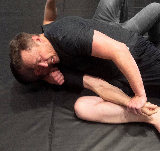 عکس | ایلان ماسک در حال آموزش هنرهای رزمی!