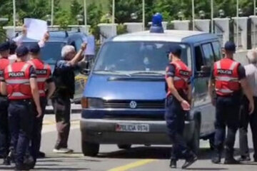 تسنیم: پلیس آلبانی کنترل مقر منافقین را در دست گرفت/ ورود و خروج بدون بازرسی پلیس ممنوع است